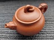 【聽壺】宜興紫砂壺名家{王麗君}工藝師范列之妻 典藏細梨皮紅朱泥之{雙龍三足鼎立壺}