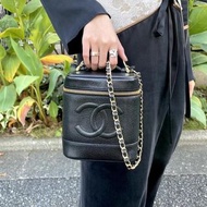 Chanel vintage黑金荔枝皮大logo化妝包筒包手提包。有標防塵袋，成色不錯。附贈D扣跟鏈條包