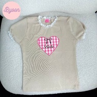 BYOON SAIGON Áo Baby Tee Coquette Viền Ren In Hình Trái Tim Dễ Thương A51122