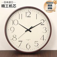 日式精工實木掛鐘輕奢家用時鐘客廳簡約掛表靜音自動對時電波鐘錶