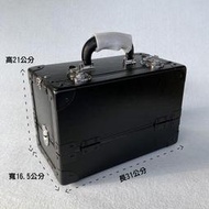 【歐馬力】韓國製造進口紙纖維兩層折疊款手提化妝箱 黑鉚釘彩妝箱 美容箱 美髮箱 工具箱 美甲箱 旅行箱 媲美植村秀