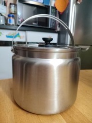 Thermos真空煲不銹鋼內鍋4.5L                               拉絲厚料不鏽鋼常新耐看👍👍                            新淨乾淨零污漬  