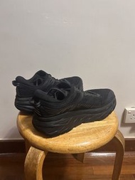 Hoka 「the Bondi 7 in the "Triple Black"」