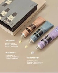 1300+好評❤️現貨‼️AESOP 伊索 護手霜三件套 💰$400  📦 套裝內容： 🌿 息間芳香護手霜 30ml 🍊 尊橙芳香護手霜 30ml 🌸 艾莉澳斯芳香護手霜 30ml #Aesop #伊