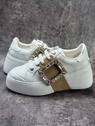 💥現貨💥 秒變大長腿RV經典水鑽方扣厚底小白鞋 | Roger Vivier Viv' Skate Strass Buckle Platform Sneakers|