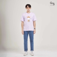 Gentle Styles เสื้อยืดคอกลม พิมพ์ลาย Teddy Swing ทรง Regular Fit ผลิตจากผ้าฝ้าย 100% (Summer 2025)