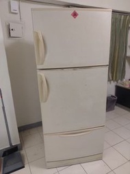 日立冰箱2000年日本製，不會冷了請自行維修