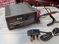 搬屋搵出，Basic Power 6 AMP RMS 電池充電器，適用於 6V/12V 電池。輸入電壓為 220V，輸出 DC 6/12V 6 AMP MAX。配備指示燈，顯示充電狀態。請在使用前關閉
