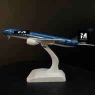 MÔ HÌNH MÁY BAY BOEING B787-8 DREAM LINER VNA TỈ LỆ 1:400 (20CM) CÓ BÁNH XE + ĐẾ TRƯNG BÀY