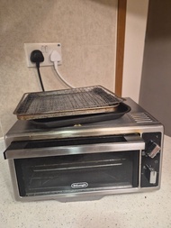 DeLonghi Oven Toaster with Tray and Rack