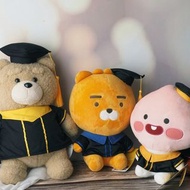 即日出貨❣️畢業公仔 RYAN APEACH TUBE  TED 賤熊 玉桂狗 Kuromi Melody  Kakao friends 畢業公仔  韓國 Kakao Friends 畢業公仔  RY