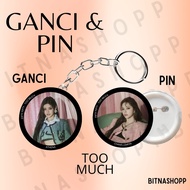 GANTUNGAN FIFTY FIFTY PIN TOO MUCH 58 MM KEYCHAIN KPOP UNOFFICIAL ATHENA KEENA HANA KEYCHAIN