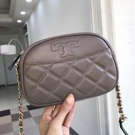 Chris精品代購 美國Outlet Tory Burch TB 新款 斜背包 可調式肩帶 肩帶金鏈條配皮 菱格 咖啡色