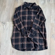 uniqlo woman flannel Chewed oversized long sleeve shirt Second Hand