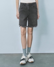 URBAN REVIVO - Quần short jeans nữ ngang gối cá tính UYY850149-B5A