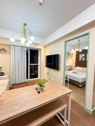 Queen Bed with 1 Bedroom near Ayala mall Cloverleaf Balintawak