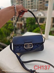 Coach 蔻馳 款號：CH137 Morgan 系列法棍包 酒神包 經典配色來啦～ 香布雷牛仔色 帆布配皮材質 特別適合四季的顏色哦～ 雙肩帶 可單肩可斜挎手提 可腋下 百搭之王