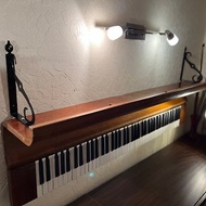 一架古董德國伊巴赫鋼琴的壁架