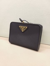 英國代購 英國outlet 直送 Prada Wallet Nylon 尼龍 十字皮 真皮銀包 中銀包 拉鍊 散銀 散紙 倒三角 金logo 名牌 返工 返學 高貴 優雅 氣質 禮物 聖誕禮物 生日禮物 情人節 畢業禮物 母親節 女朋友