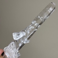 高品玻璃體哥倫比亞雷姆尼亞手術刀～高能量滿阿卡西文，具有強大的療癒能量。雷姆利亞水晶能夠疏通脈輪，促進能量流動，幫助我們靈修。當你擁有一顆雷姆利亞水晶時，它將引導您踏上一段內在探索之旅，幫助您淨化靈魂