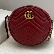 GUCCI紅全皮W紋斜背圓餅包