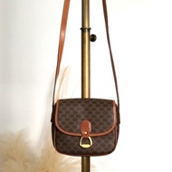 【日本直送 名牌中古包】CELINE સેલિન 馬車 LOGO 側背包 棕色 馬蹄形 PVC 皮革 vintage 中古 xmsrzd