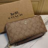 Sk Ocean กระเป๋าสตางค์โค้ชแท้ เอ้าเลท 7.5 นิ้ว มีสายคล้องมือ หนังแท้สีน้ำตาลอ่อนลายซี