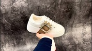 💥現貨💥RV經典水鑽方釦顯瘦增高鬆糕厚底小白鞋 | Roger Vivier Crystal Buckle Leather Platform Sneakers|