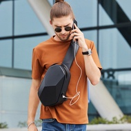 กระเป๋าคาดอก Hard Shell Crossbody Bag USB Charging Waterproof รูปทรงแข็งแรงในตัว พาร์ติชันหลายระดับ.การออกแบบเปลือกแข็ง 3.0 USB ชาร์จกระเป๋าสะพายข้างกระเป๋าสะพายชายกันน้ำเดินทางสั้นกระเป๋าคาดหน้าอกสำหรับผู้ชายกระเป๋าสะพาย กระเป๋าคาดอกหนังเงามีเส้นแถบเฉี่ย