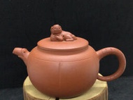 茶壺：紅土獅鈕壺