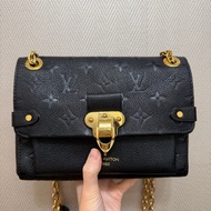 LV 黑牛皮壓紋金釦Vavin BB肩斜背包M44550