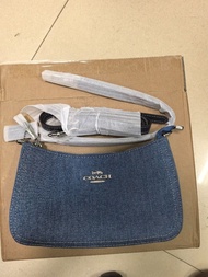 Coach 牛仔布斜挎包