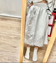 Uniqlo白色雕花裙