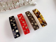 LV 字母印花樹脂髮夾