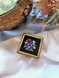 美國西洋古董飾品 / 手繡紫羅蘭花卉小型珠寶盒/藥盒/復古首飾