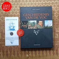 Paket buku sejarah VOC Geschiedenis van de VOC dalam bahasa Belanda dan koin tembaga duit VOC 1736