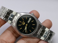 นาฬิกา Vintage มือสองญี่ปุ่น Seiko 5 Five ระบบ Automatic Day Date 6309 8890 ผู้ชาย ทรงกลม กรอบเงิน หน้าดำ หน้าปัด 36มม. สายสแตนเลสใช้งานได้ปกติ สภาพดี ของแท้ ไม่กันน้ำ