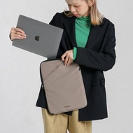 ATELJEE系列 | 14吋筆電斜背手提包 ERLE(柔卡其) MacBook 適用