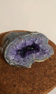 紫水晶原石🌷，看見紅色的瑪瑙邊．…🔍搜羅不同紫晶洞🔮~聚寶盆🔮~水晶球🔮~奇異原石🔮， 浪漫又獨一無二🎉🎉🎉 仲有呢？ 全新或者二手的品牌手袋，衣服👗👕，牛仔褲👖，飾物💍