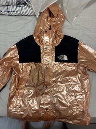 Supreme x The North Face 金色外套