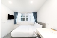 บ้านเดี่ยว 1 ห้องนอน 1 ห้องน้ำส่วนตัว ขนาด 32 ตร.ม. – ประตูน้ำ (Cozy Queen Studio w/ Balcony | Asoke