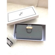 กระเป๋าสตางค์ผู้หญิง กระเป๋าสตางค์Lyn  outlet  เเบบหนังเเก้ว  มีเเบบใบสั้นใบยาวให้เลือกหลายสี