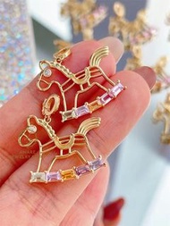 金價又創新高！全行全線很快會加價📈！ 現貨庫存價，售完同價不補💖！ Color Sapphire Pendant  0.99ct color sapphire, 0.012ct diamond & 1