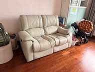真皮兩座梳化 米色 可電動開關腳踏 leather electric sofa (2-seater) 價錢可議