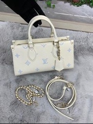 LOUIS VUITTON OnTheGo East West Monogram 手挽袋 白色