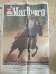 22 x 15吋 1990年12月17日 “ 萬寶路香煙廣告” Marlboro 報紙廣告已絕版20多年!    何況是海報式全版共半大張， 是 拍攝角度最靚的西部牛仔昂馬奔跑。 附送另一張同一日子共 2 大張纸 8 頁齊，由東方日報出版。 現時政府政策不鼓勵吸煙，鼓勵戒煙下萬寶路香煙都被禁賣任何形式廣告， 不過萬寶路是香港著名 悠久的香煙品牌， 這個家傳互曉萬寶路牛仔奔馬的電視廣告亦是勾起香港人的回憶。敬請留意我還有一份萬寶路最大兩版/2 頁 30"x22" 英吋海報式廣告