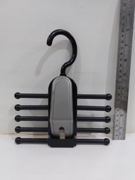 「黑色配灰色塑膠 掛皮帶、領呔、Cap帽 掛鈎收納架」