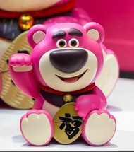‼️現貨‼️Lotso #福部屋招財貓#Disney Pixar #迪士尼#彼思福部屋招財貓系列#草莓熊 #勞蘇#熊抱哥#勞蘇招財貓‼️香港限定‼️ 