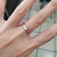 Round gold ring with motif 0.5g