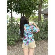 0069 Short-Sleeved Shirt With Leaf Pattern Very Beautiful Shape The Details Have A Slit At The Back 